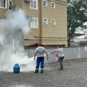 Combate e incêndio com extintores