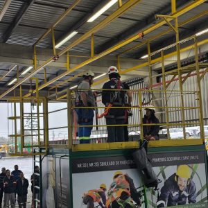 Treinamento em altura simulado com a unidade móvel